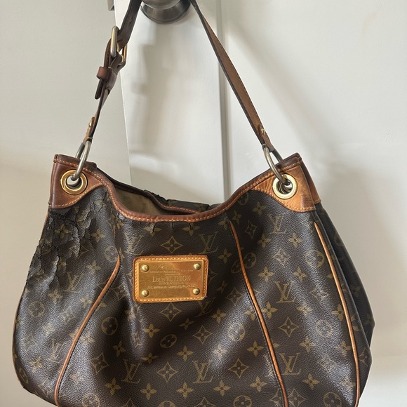 LV GALLIERA Shoulder Bag - Picture 2 of 11